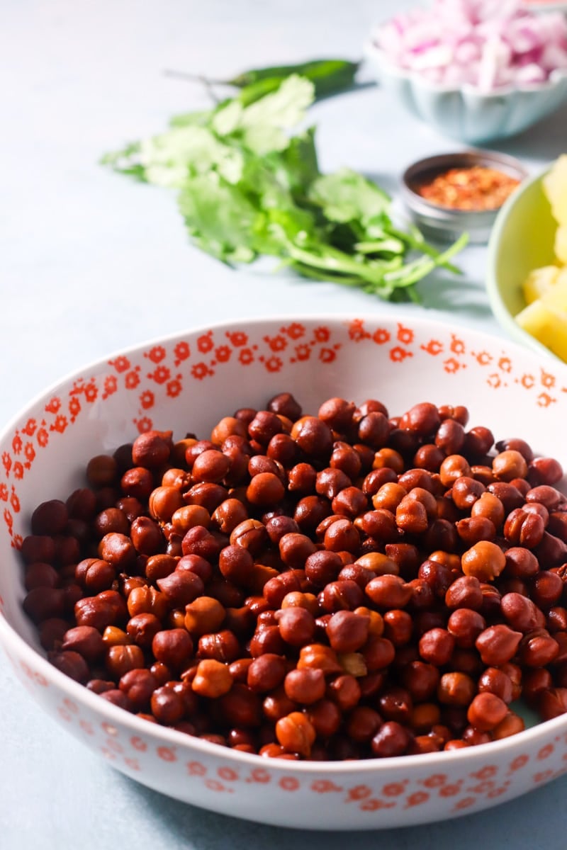 a bowl of cooked kala chana 