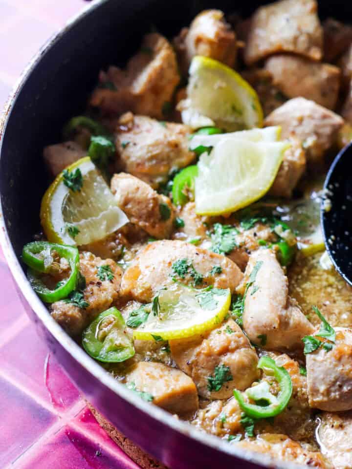 3/4 view of murgh kaali mirch with lemon